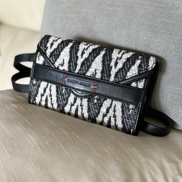 Lucky Brand Women's Emmi-to Chevron Tote Handbag - Black, Magnet Closure